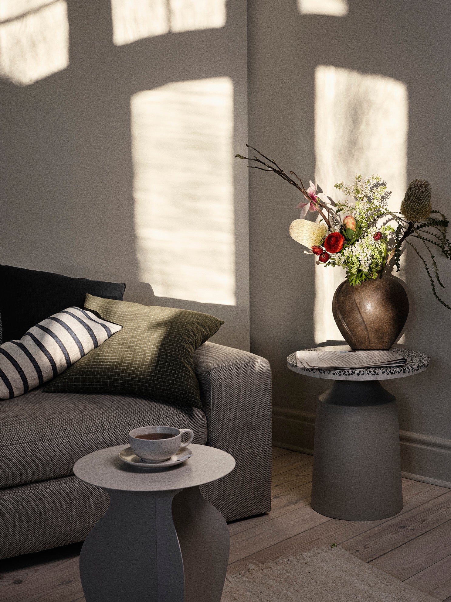 Side Table - Agari - Rainy Day Grey/Black - Image 5