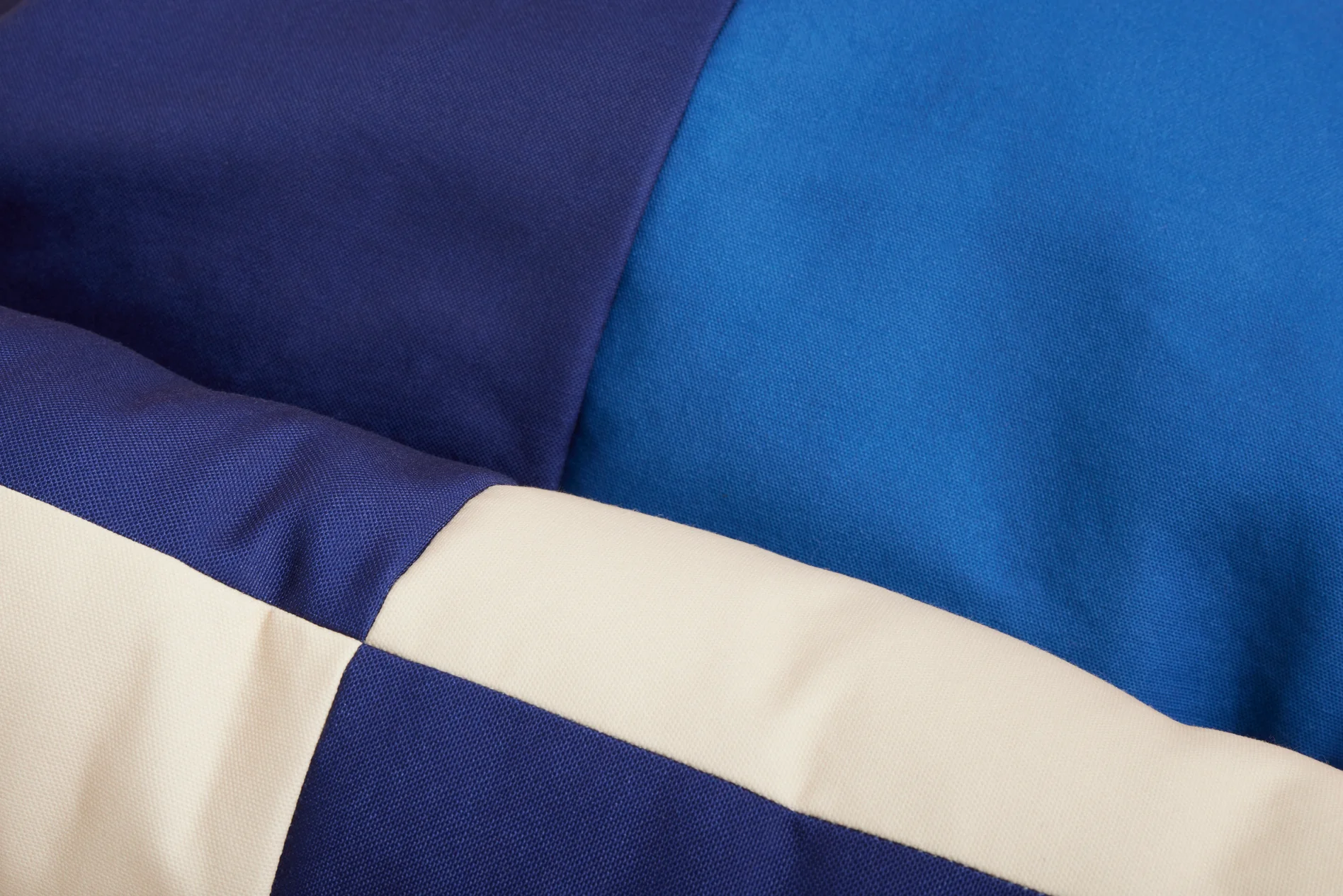 Dog Bed - Medium/Zip - Red & Blue - Image 3