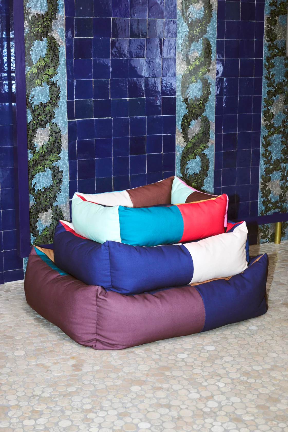Dog Bed - Medium/Zip - Red & Blue - Image 6