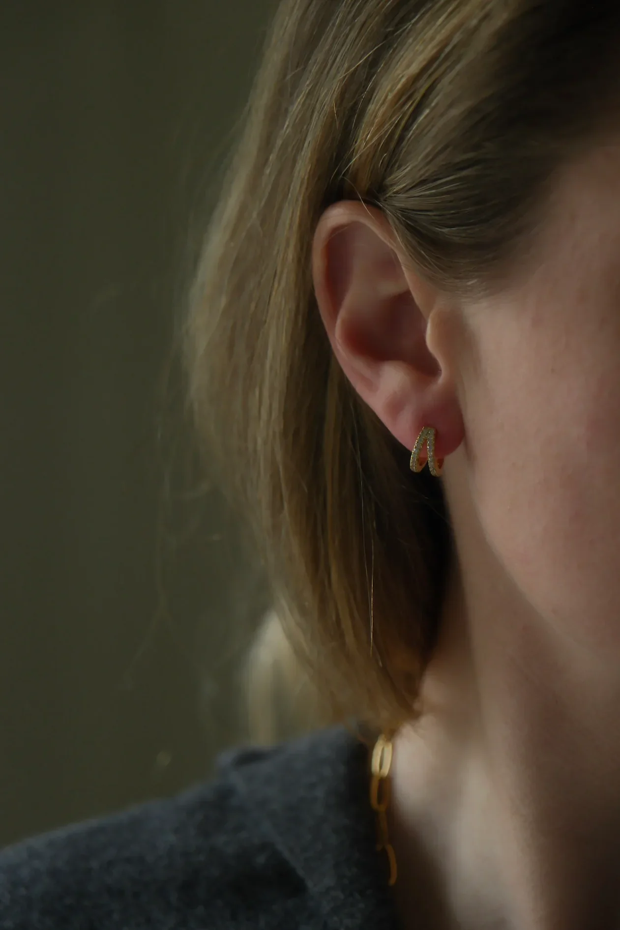 Earrings - Huggies - Pavé V - Gold - Image 2